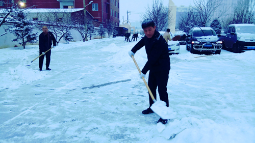 【好人好事】首降瑞雪 天禧员工除雪忙